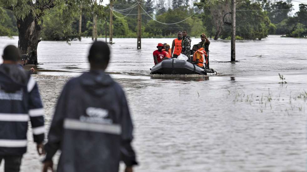 epa12655953 People are evacuated from the flood by boat in Boane, 30 kilometers south of Maputo, Mozambique, 17 January 2026, after several days of continuous heavy rain. The government has placed the country on red alert.  EPA/LUISA NHANTUMBO