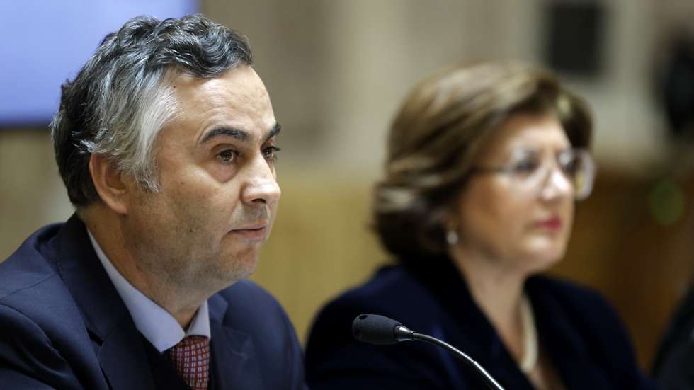 O ministro da Educação, Ciência e Inovação, Fernando Alexandre, ladeado pela presidente da Comissão Parlamentar de Educação e Ciência, Manuela Tender (D), intervém durante a sua audição na Comissão de Educação e Ciência, na Assembleia da República, em Lisboa, 20 de janeiro de 2026. MARCOS BORGA/LUSA