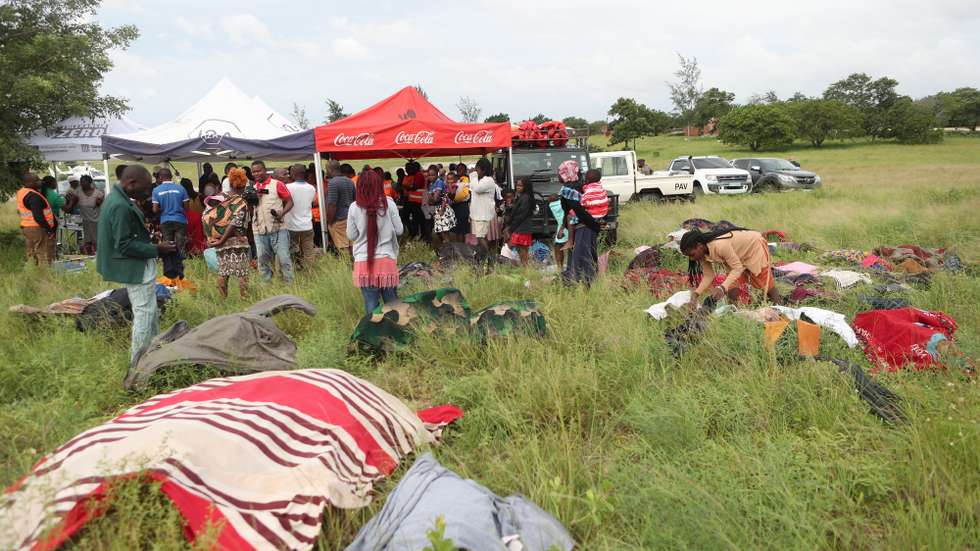 Na base improvisada no bairro 03 de Fevereiro, norte de Maputo, os helicópteros não param, com mantimentos para centenas de sitiados pelas cheias, em Manhiça, Moçambique, 20 de janeiro de 2026. As autoridades moçambicanas admitem que a gravidade destas cheias, que resultam de vários dias de forte chuva, que obrigaram à descarga de barragens, em Moçambique e nos países vizinhos, já será semelhante às de 2000. LUÍSA NHANTUMBO/LUSA