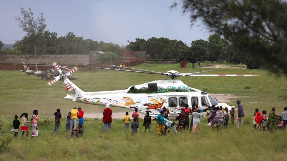 Na base improvisada no bairro 03 de Fevereiro, norte de Maputo, os helicópteros não param, com mantimentos para centenas de sitiados pelas cheias, em Manhiça, Moçambique, 20 de janeiro de 2026. As autoridades moçambicanas admitem que a gravidade destas cheias, que resultam de vários dias de forte chuva, que obrigaram à descarga de barragens, em Moçambique e nos países vizinhos, já será semelhante às de 2000. LUÍSA NHANTUMBO/LUSA