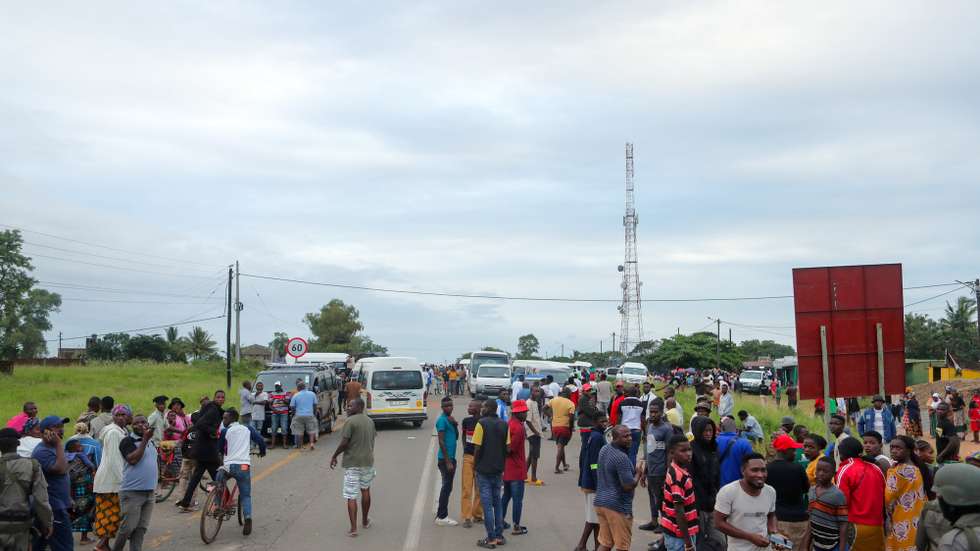 Na base improvisada no bairro 03 de Fevereiro, norte de Maputo, os helicópteros não param, com mantimentos para centenas de sitiados pelas cheias, em Manhiça, Moçambique, 20 de janeiro de 2026. As autoridades moçambicanas admitem que a gravidade destas cheias, que resultam de vários dias de forte chuva, que obrigaram à descarga de barragens, em Moçambique e nos países vizinhos, já será semelhante às de 2000. LUÍSA NHANTUMBO/LUSA