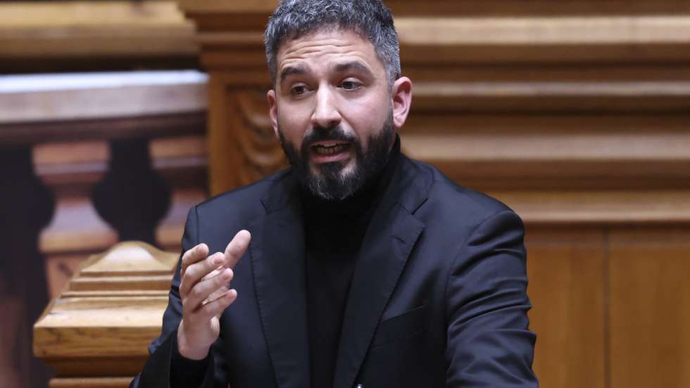 O deputadol do Bloco de Esquerda (BE), Fabian Figueiredo, intervém na sessão plenária com a presença do Primeiro-Ministro, na Assembleia da República, em Lisboa, 21 de janeiro de 2026. ANTÓNIO COTRIM/LUSA