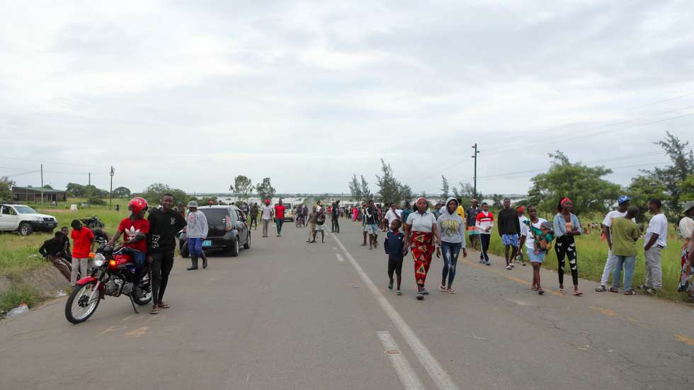 Na base improvisada no bairro 03 de Fevereiro, norte de Maputo, os helicópteros não param, com mantimentos para centenas de sitiados pelas cheias, em Manhiça, Moçambique, 20 de janeiro de 2026. As autoridades moçambicanas admitem que a gravidade destas cheias, que resultam de vários dias de forte chuva, que obrigaram à descarga de barragens, em Moçambique e nos países vizinhos, já será semelhante às de 2000. LUÍSA NHANTUMBO/LUSA