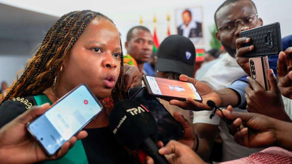 Albertina Ngolo, mandatária da candidatura à presidência da UNITA do político, Adalberto Costa Júnior, fala aos jornalistas após a comissão de mandatos do XIV Congresso Ordinário do partido ter validar a candidatura e formalização ao cargo de presidente da UNITA, em Luanda, Angola, 24 de outubro de 2025. Adalberto Costa Júnior e Rafael Massanga Savimbi vão disputar a presidência da UNITA, oposição angolana, em novembro próximo, anunciou hoje a comissão de mandatos do XIV Congresso Ordinário do partido, após validar as duas candidaturas. AMPE ROGÉRIO/LUSA