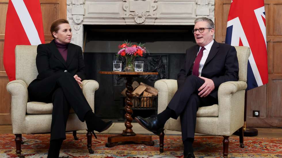 epa12671117 British Prime Minister Keir Starmer (R) and Danish Prime Minister Mette Frederiksen (L) hold a bilateral meeting at Chequers, the official country residence of the UK Prime Minister, in Buckinghamshire, Britain, 22 January 2026. The meeting comes a day after US President Donald J. Trump backed down on imposing tariffs on the UK and other NATO allies who opposed his plans to annex Greenland.  EPA/ANDY RAIN / POOL