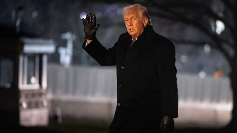epa12673136 US President Donald Trump walks on the South Lawn of the White House after disembarking from Marine One in Washington, DC, USA, 22 January 2026.  EPA/Francis Chung / POOL