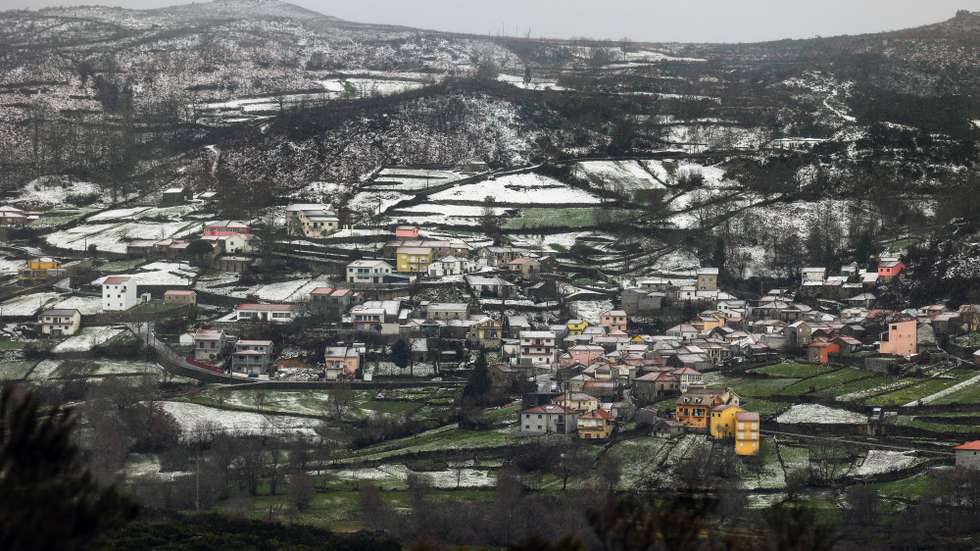 Uma aldeia coberta de neve na Serra da Gralheira devido à passagem da depressão Ingrid, em Cinfães, Portugal, em 23 de janeiro de 2026. O agravamento das condições meteorológicas causado pela passagem da tempestade Ingrid pelo território continental de Portugal levou ao encerramento de dezenas de escolas na sexta-feira, especialmente na região norte. PAULO NOVAIS/LUSA