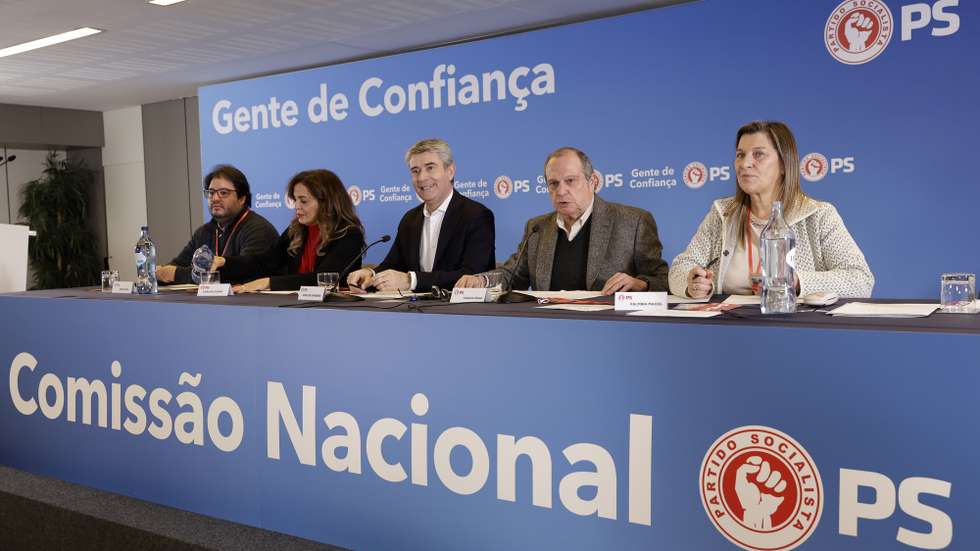 O secretário-geral do Partido Socialista (PS), José Luís Carneiro (C), ladeado pelo presidente do partido, Carlos César (2-D), e pela presidente da Câmara Municipal de Matosinhos, Luísa Salgueiro (2-E), no início da reunião da Comissão Nacional do Partido Socialista, em Lisboa, 24 de janeiro de 2026. MARCOS BORGA/LUSA