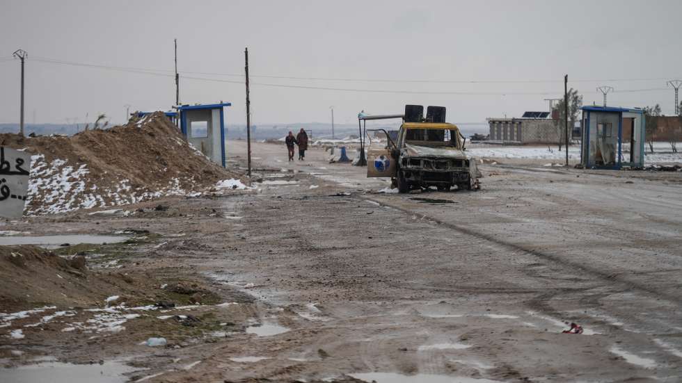 epa12675456 Destroyed vehicles on the side of the road as eements of the Syrian army deploy near the front lines with the Syrian Democratic Forces (SDF) 9 kilometres from the city of Al-Hasakah in northeastern Syria, 23 January 2026.  EPA/AHMAD FALLAHA