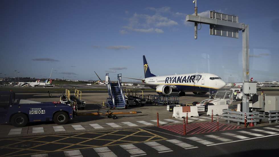 Avião da Ryanair na pista do Aeroporto Humberto Delgado, em Lisboa, 07 de janeiro de 2026. CARLOS M. ALMEIDA/LUSA