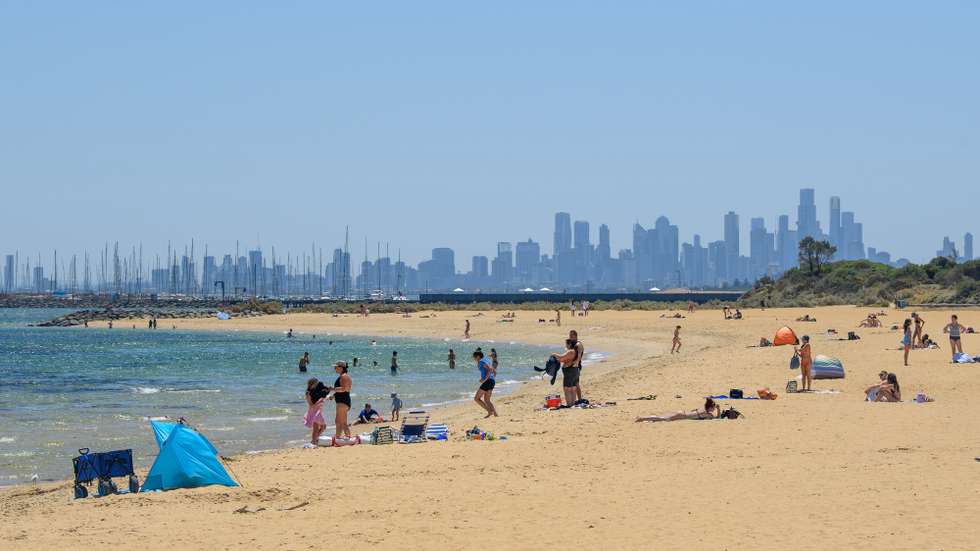 epa12683930 Swimmers cool off at the Brighton Beach in Melbourne, Australia, 27 January 2026. Victorians are sweating through what could be the state's most severe heatwave in nearly two decades.  EPA/MICHAEL CURRIE AUSTRALIA AND NEW ZEALAND OUT