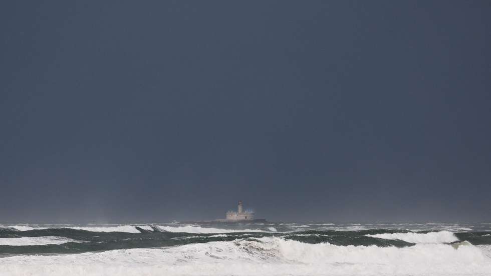 Agravamento do estado do mar durante a passagem da depressão Ingrid, em Costa de Caparica, 23 de janeiro de 2026. O agravamento das condições meteorológicas causado pela passagem da tempestade Ingrid pelo território continental de Portugal levou ao encerramento de dezenas de escolas na sexta-feira, especialmente na região norte. CARLOS M. ALMEIDA/LUSA