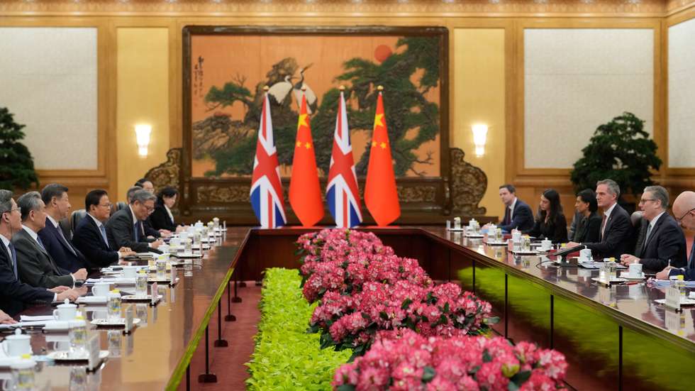 epa12689635 British Prime Minister Keir Starmer (2-R), meets with Chinese President Xi Jinping, (3-L), during the bilateral meeting at the Great Hall of the People in Beijing, China, 29 January 2026.  EPA/Vincent Thian / POOL