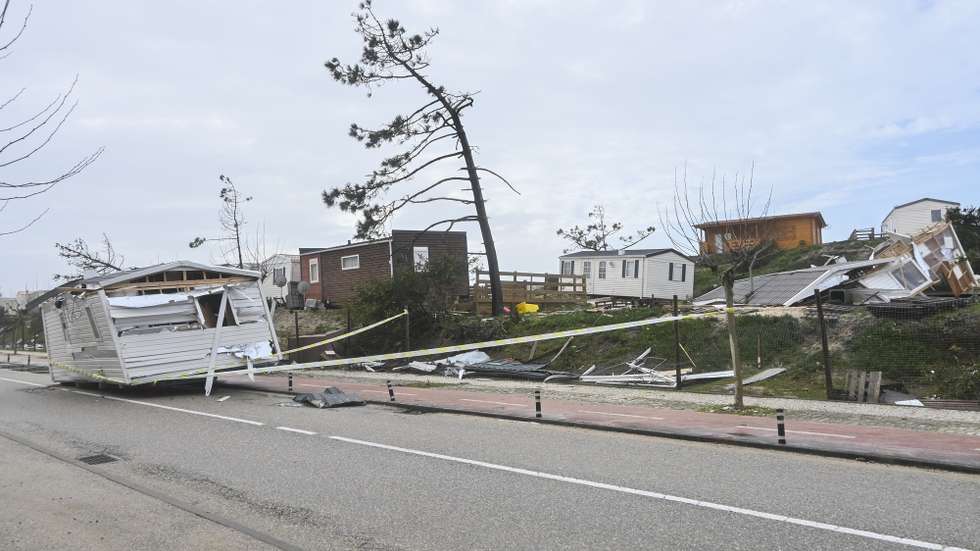 Várias casas danificadas devido à passagem da depressão Kristin, Praia da Vieira, Leiria, 29 de janeiro de 2026. Portugal continental está a ser afetado pelos efeitos da passagem da depressão Kristin, com chuva, vento, neve e agitação marítima, tendo sido emitidos vários avisos pelo Instituto Português do Mar e da Atmosfera (IPMA), CARLOS BARROSO/LUSA