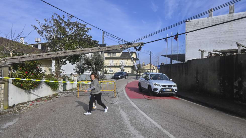 Um posto de elétricidade caído na aldeia de Amor após a passagem da depressão Kristin, Amor, Leiria, 29 de janeiro de 2026. Portugal continental está a ser afetado pelos efeitos da passagem da depressão Kristin, com chuva, vento, neve e agitação marítima, tendo sido emitidos vários avisos pelo Instituto Português do Mar e da Atmosfera (IPMA), CARLOS BARROSO/LUSA