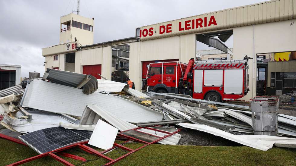Destruição no quartel dos Bombeiros Voluntários de Leiria, depois da passagem da depressão Kristin, em Leiria, 29 de janeiro de 2026. A passagem da depressão Kristin pelo território português deixou um rasto de destruição, causou cinco mortos e vários desalojados. PAULO NOVAIS/LUSA