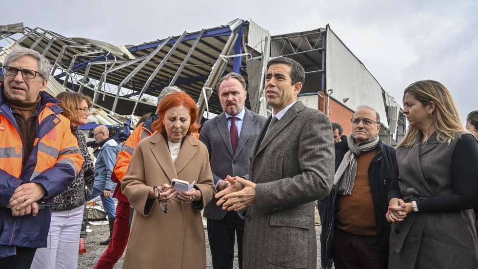 The Minister of the Presidency, António Leitão Amaro (C-R), accompanied by the European Commissioner for Energy and Housing, Dan Joergensen (C), and Minister for the Environment and Energy, Maria da Graça Carvalho (C-L), visit areas affected by storm Kristin on Wednesday in Marinha Grande, Leiria, Portugal, 30 January 2026. The passage of storm Kristin through Portuguese territory left a trail of destruction, causing five deaths and leaving several people homeless. CARLOS BARROSO/LUSA
