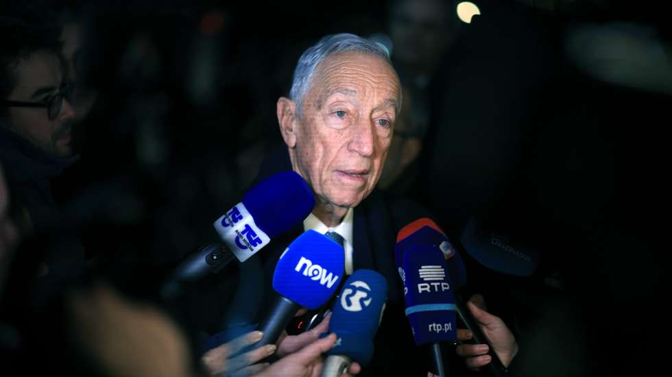 O Presidente da República, Marcelo Rebelo de Sousa, fala com a comunicação social à chegada a Estrasburgo, França, 20 de janeiro de 2026. O chefe de Estado português irá participar na sessão plenária do Parlamento Europeu, na quarta-feira, para assinalar os 40 anos da adesão de Portugal à Comunidade Económica Europeia. ESTELA SILVA/LUSA