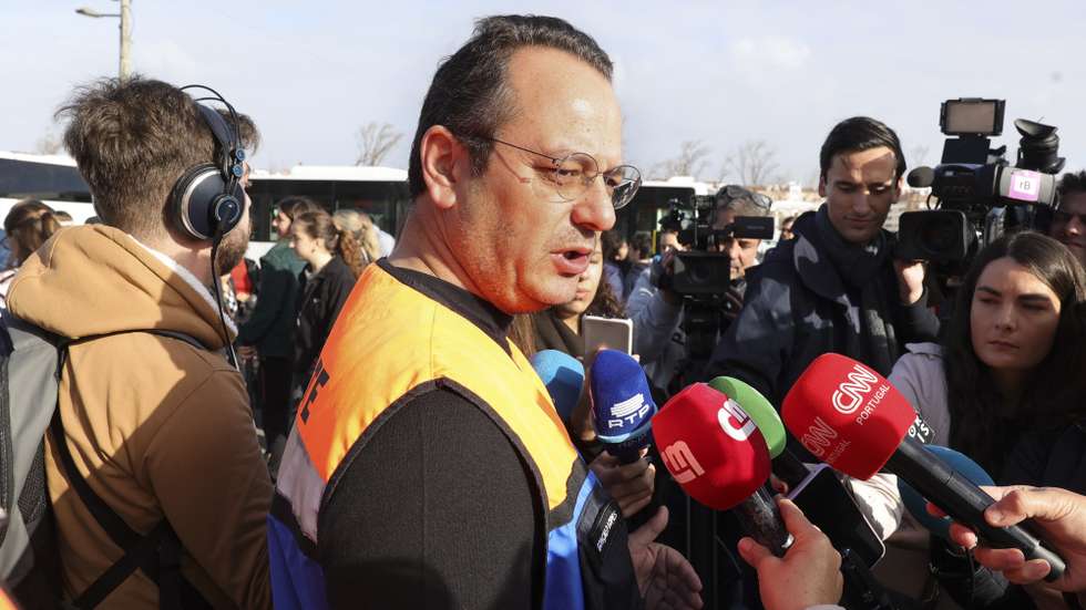 O presidente da Câmara Municipal de Leiria, Gonçalo Lopes (D), fala aos jornalistas durante a remoção de detritos provocados pela passagem da depressão Khistin, no centro da cidade de Leiria, 31 janeiro 2026. O Governo decretou situação de calamidade entre as 00:00 de quarta-feira até às 23:59 de dia 01 de fevereiro para cerca de 60 municípios, número que pode aumentar. MANUEL DE ALMEIDA/LUSA