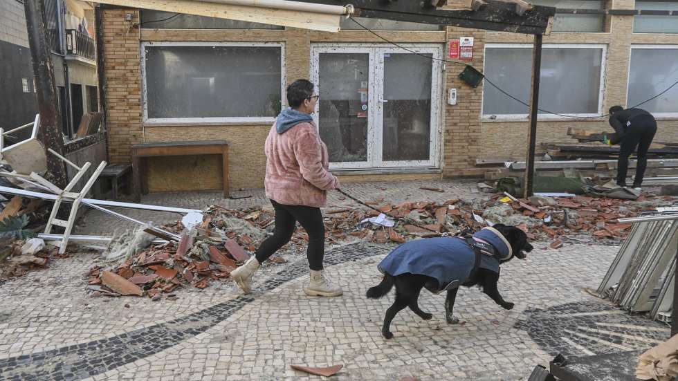 Ruas da Praia da Vieira, depois da passagem da depressão Kristin por Portugal continental, na quarta-feira, deixando um rasto de destruição, causando pelo menos seis mortos, vários feridos e desalojados. O Governo decretou situação de calamidade entre as 00:00 de quarta-feira até às 23:59 de dia 01 de fevereiro para cerca de 60 municípios, número que pode aumentar. CARLOS BARROSO/ LUSA