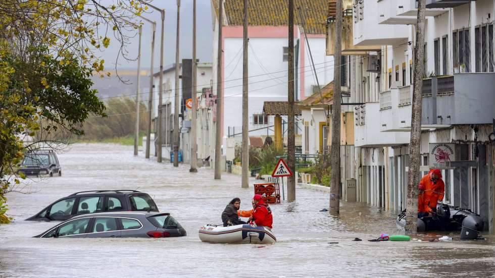 Elementos dos bombeiros resgatam uma popular após os efeitos da passagem da depressão Kristin, em Alcácer do Sal, 29 de janeiro de 2026. A passagem da depressão Kristin pelo território português deixou um rasto de destruição, causou cinco mortos e vários desalojados. RUI MINDERICO/LUSA