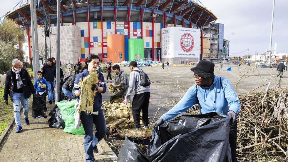 Voluntários ajudam na remoção de detritos provocados pela passagem da depressão Khistin, no centro da cidade de Leiria, 31 janeiro 2026. O Governo decretou situação de calamidade entre as 00:00 de quarta-feira até às 23:59 de dia 01 de fevereiro para cerca de 60 municípios, número que pode aumentar. MANUEL DE ALMEIDA/LUSA