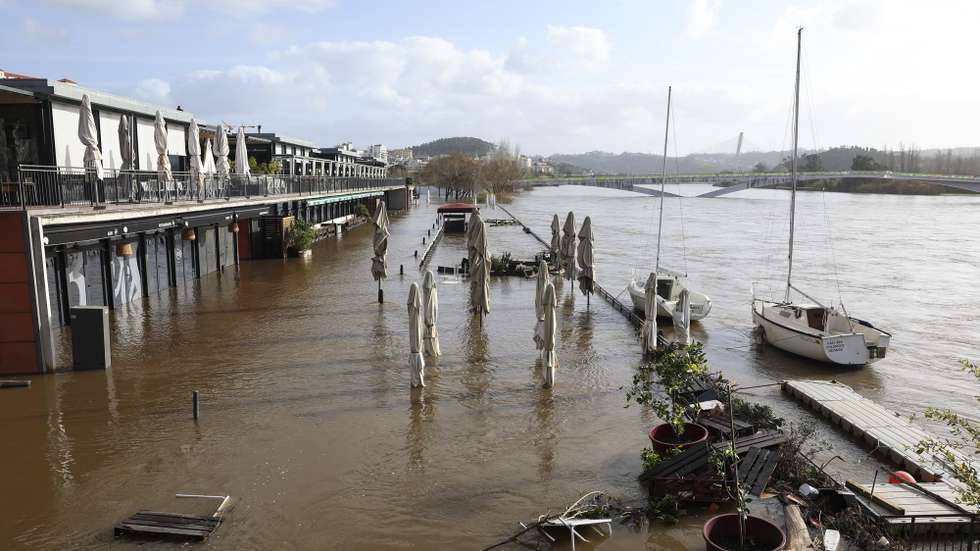 A subida da água do Rio Mondego, causou inundações nos jardins e nos restaurantes do Parque Verde do Mondego, em Coimbra, 31 de janeiro de 2026. A situação dos níveis de água no rio Mondego, em Montemor-o-Velho, mantém-se “estável e controlada”, sendo que a subida da água na vale agrícola “está a ser efetuada de forma planeada e preventiva”, anunciou hoje a Câmara Municipal. PAULO NOVAIS/LUSA