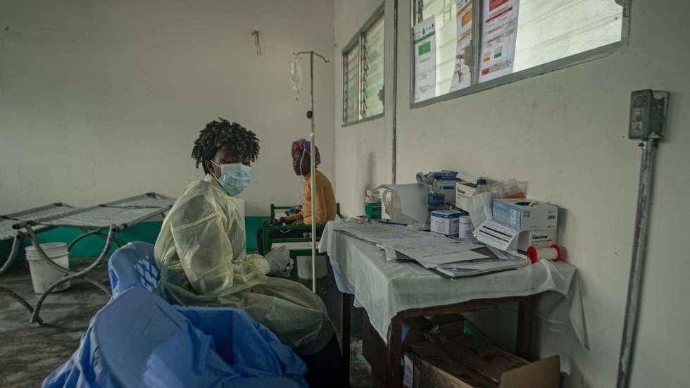 epa12473166 Cholera patients receive treatment at a medical center in Port-au-Prince, Haiti, 16 October 2025 (issued 22 October 2025). Haiti is facing a new cholera outbreak, with 17 confirmed deaths since the second week of September, a number that could rise due to poor sanitary conditions and the rains expected in the coming days. The country is in a state of extreme vulnerability, with 1.4 million people internally displaced due to violence imposed by armed gangs.  EPA/Mentor David Lorens