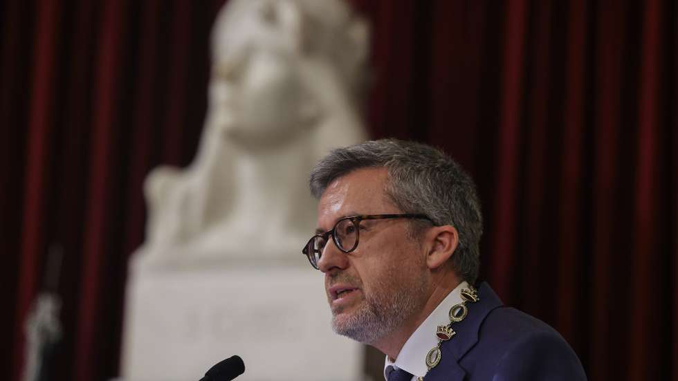 O presidente da Câmara Municipal de Lisboa, Carlos Moedas, intervém durante a cerimónia comemorativa do 50.º aniversário do 25 de novembro, na Câmara Municipal de Lisboa, 25 de novembro de 2025. MANUEL DE ALMEIDA/LUSA