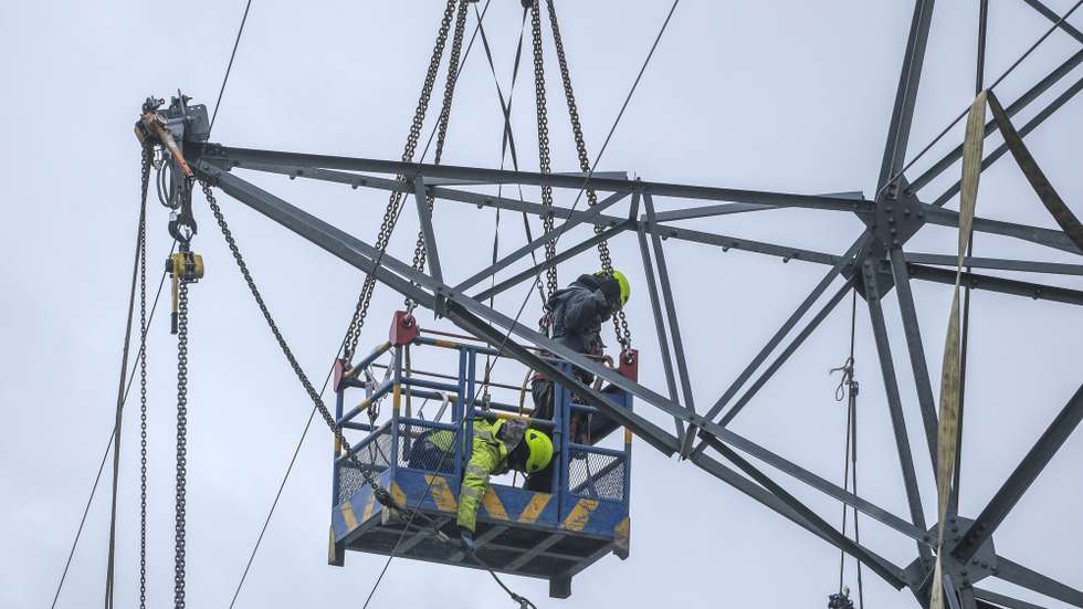 epa12692782 Technicians from Portuguese energy sector company Redes Energeticas Nacionais (REN) repair the power grid after the passage of storm Kristin in Marinha Grande, Leiria, Portugal, 30 January 2026. The passage of storm Kristin through Portuguese territory on 29 January left a trail of destruction, causing five deaths and leaving several people homeless.  EPA/CARLOS BARROSO