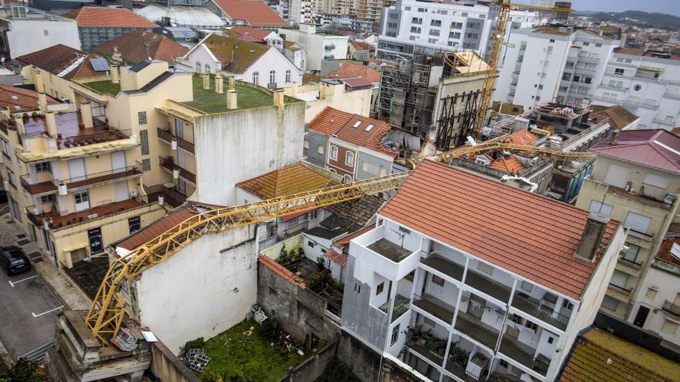 Uma grua caiu sobre cinco prédios, tendo sido necessário retirar os moradores e realojar seis pessoas, na Figueira da Foz, 02 de fevereiro de 2025. A passagem da depressão Kristin por Portugal continental, na quarta-feira, causou pelo menos cinco mortos, segundo a Proteção Civil, vários feridos e desalojados. JOSE LUIS SOUSA/LUSA