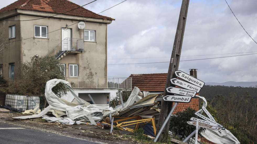 Paragem de autocarro e placas informativas destruidas no Casal dos Bernardos em Ourém, 2 de fevereiro de 2026. A passagem da depressão Kristin por Portugal continental, na quarta-feira, dia 28 de janeiro, deixou um rasto de destruição, causando pelo menos cinco mortos, segundo a Proteção Civil, vários feridos e desalojados. MIGUEL A. LOPES/LUSA