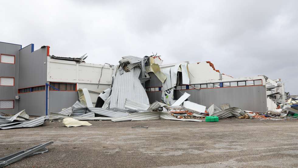 Destroços de um edifício causados pela passagem da depressão Kristin, em Leiria, 28 de janeiro de 2026. Portugal continental está a ser afetado pelos efeitos da passagem da depressão Kristin, com chuva, vento, neve e agitação marítima, tendo sido emitidos vários avisos pelo Instituto Português do Mar e da Atmosfera (IPMA). PAULO CUNHA/LUSA