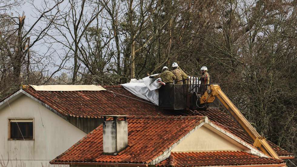 Trabalhos de recuperação de um telhado de uma habitação em Figueiró dos Vinhos, 02 de Fevereiro de 2026. A passagem da depressão Kristin por Portugal continental, na quarta-feira, dia 28 de janeiro, deixou um rasto de destruição, causando pelo menos cinco mortos, segundo a Proteção Civil, vários feridos e desalojados.  ESTELA SILVA/LUSA