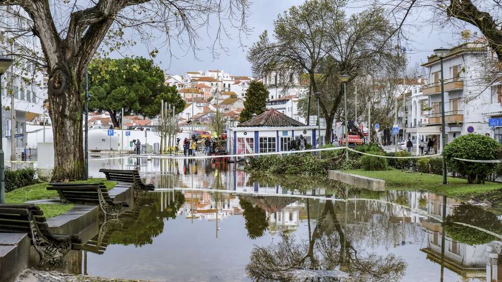O Rio Sado voltou a galgar as margens e inundou a Av. dos Aviadores, em Alcácer do Sal, 03 de fevereiro de 2026. A passagem da depressão Kristin pelo território português deixou um rasto de destruição, causou cinco mortos e vários desalojados. RUI MINDERICO/LUSA