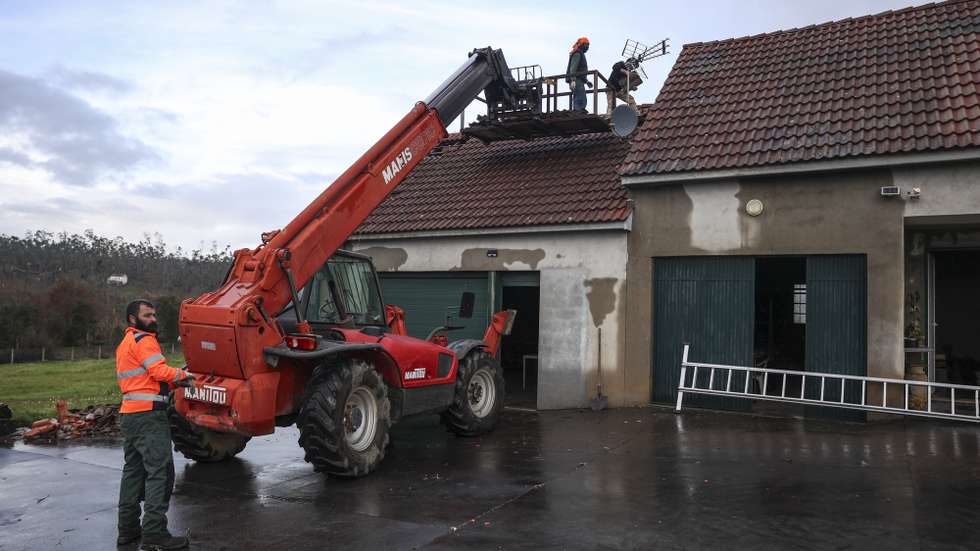 Populares arranjam um telhado de uma habitação no Casalinho em Ourém, 2 de fevereiro de 2026. A passagem da depressão Kristin por Portugal continental, na quarta-feira, dia 28 de janeiro, deixou um rasto de destruição, causando pelo menos cinco mortos, segundo a Proteção Civil, vários feridos e desalojados. MIGUEL A. LOPES/LUSA
