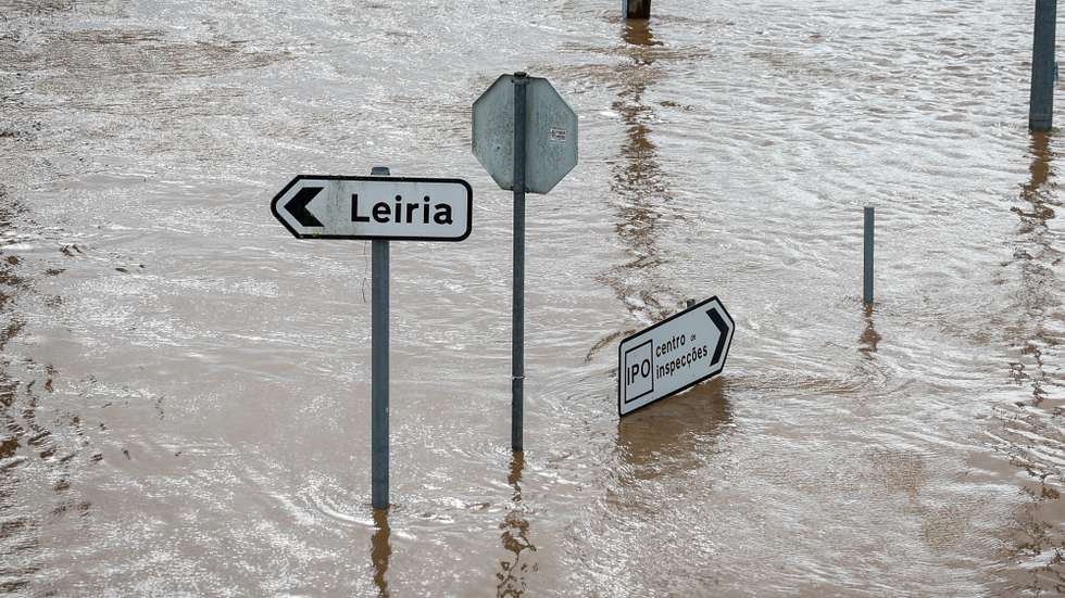 Elementos da proteção civil auxiliam um morador na zona que ficou submersa pela subida da água do Rio Lis devido ao mau tempo, em Leiria, 05 de fevereiro de 2026. Onze pessoas morreram em Portugal desde a semana passada na sequência da passagem das depressões Kristin e Leonardo, que provocaram também algumas centenas de feridos e desalojados. ANTÓNIO PEDRO SANTOS/LUSA