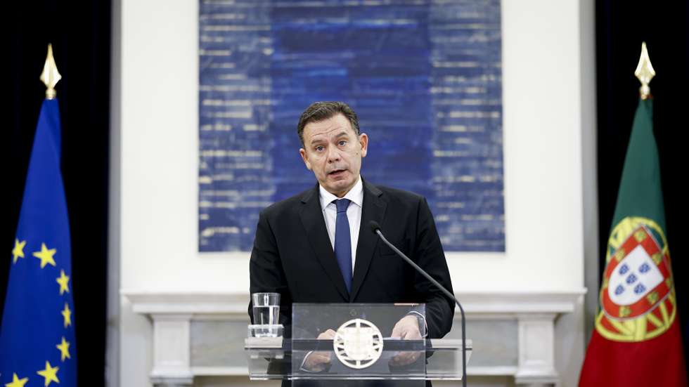 epa12697742 Portuguese Prime Minister Luis Montenegro speaks during a press briefing at the end of an extraordinary meeting of the Council of Ministers at Sao Bento Palace in Lisbon, 01 February 2026. Montenegro announced that the public aid to address the impacts of Storm Kristin will be 2.5 billion euros, estimating that 34,000 personnel have been or are currently on the ground.  EPA/FILIPE AMORIM