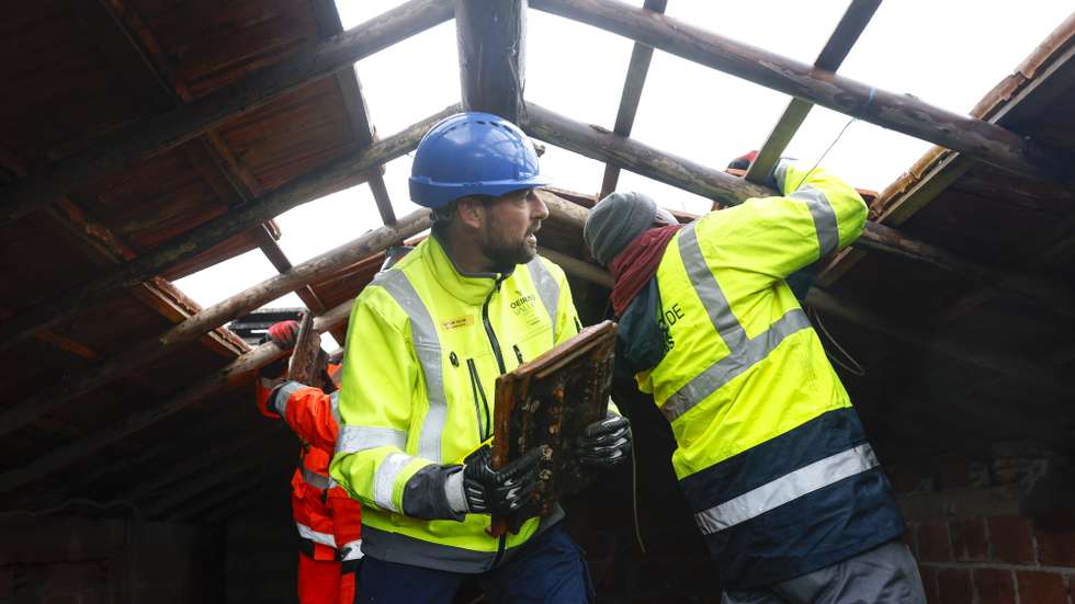 Bombeiros voluntários de Oeiras reparam um telhado de uma casa em Cardiais, Vila Cã, Leiria, 05 de fevereiro de 2026. Onze pessoas morreram em Portugal desde a semana passada na sequência da passagem das depressões Kristin e Leonardo, que provocaram também algumas centenas de feridos e desalojados.  ANTÓNIO PEDRO SANTOS/LUSA