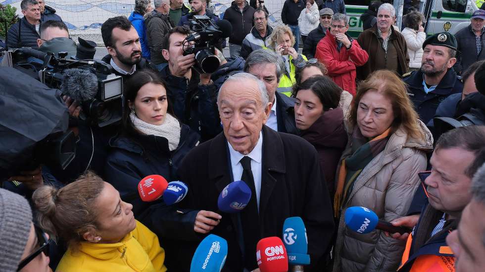 O Presidente da República, Marcelo Rebelo de Sousa (C), acompanhado pela presidente da Câmara Municipal de Alcácer do Sal, Clarisse Campos (2-D), fala aos jornalistas, durante uma visita à zona ribeirinha que inundou devido ao mau tempo e à subida do Rio Sado, em Alcácer do Sal, 05 de fevereiro de 2026. Onze pessoas morreram em Portugal desde a semana passada na sequência da passagem das depressões Kristin e Leonardo, que provocaram também algumas centenas de feridos e desalojados. RUI MINDERICO/LUSA