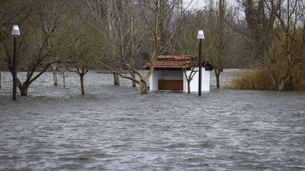 A povoação de Ereira e os terrenos agrícolas do vale do Mondego assemelham-se a um imenso mar, que cresce, devagar, a cada dia que passa, devido à subida da água do Rio Mondego que está a causar inundações e cortes de estradas no Baixo Mondego, e já isolou a povoação apenas acessível através de transporte em viaturas do exército,em Montemor-o-Velho, 5 de fevereiro de 2026. PAULO NOVAIS/LUSA