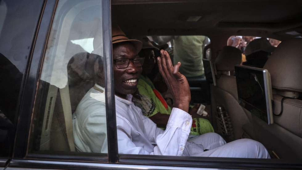 epa10669740 Domingos Simoes Pereira, leader of Inclusive Alliance Platform - Terra Ranka (PAI - Terra Ranka) - Coalition that includes the African Party for the Independence of Guinea and Cape Verde (PAIGC), attends a campaign rally for the legislative elections, in Bissau, Guinea-Bissau, 02 June 2023. The polls to choose 102 deputies among 20 parties and two coalitions is scheduled for 04 June 2023 following the dissolution of the National People's Assembly (NPA) by the President in May 2022.  EPA/ANDRE KOSTERS