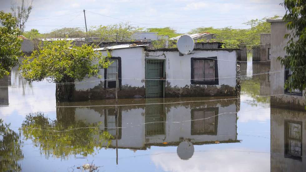 Casa inundada em Chókwe, na província de Gaza, Moçambique, 03 de fevereiro de 2026. As cheias que afetam Moçambique há quase um mês atingiram particularmente Chókwè, no sul, considerado o celeiro do país, com o vale do Limpopo a ocupar em pouco dias 88% do território, engolindo meses de produção agrícola, nomeadamente arroz, além de centenas de casas inundadas e destruídas. (ACOMPANHA TEXTO DA LUSA DO DIA 07 DE FEVEREIRO DE 2026). LUÍSA NHANTUMBO/LUSA
