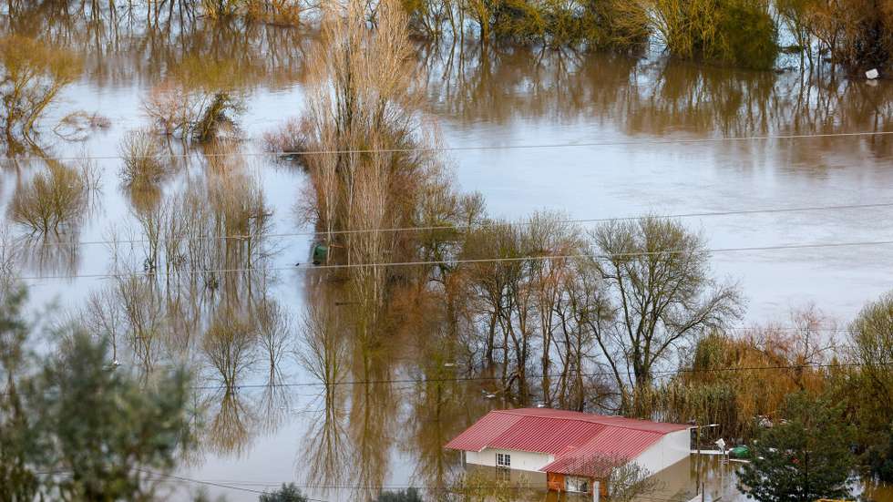 Vista geral das cheias, em Santarém, 06 de fevereiro de 2026. Onze pessoas morreram em Portugal desde a semana passada na sequência da passagem das depressões Kristin e Leonardo, que provocaram também algumas centenas de feridos e desalojados. ANTÓNIO PEDRO SANTOS/LUSA