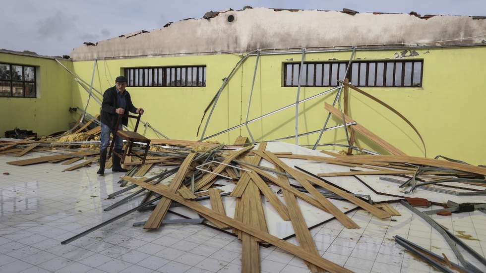 Proprietário no interior de uma loja de móveis que ficou sem a cobertura, em Alvaiázere, 03 de fevereiro de 2026. A passagem da depressão Kristin por Portugal continental, na quarta-feira, dia 28 de janeiro, deixou um rasto de destruição, causando pelo menos cinco mortos, segundo a Proteção Civil, vários feridos e desalojados. MIGUEL A. LOPES/LUSA