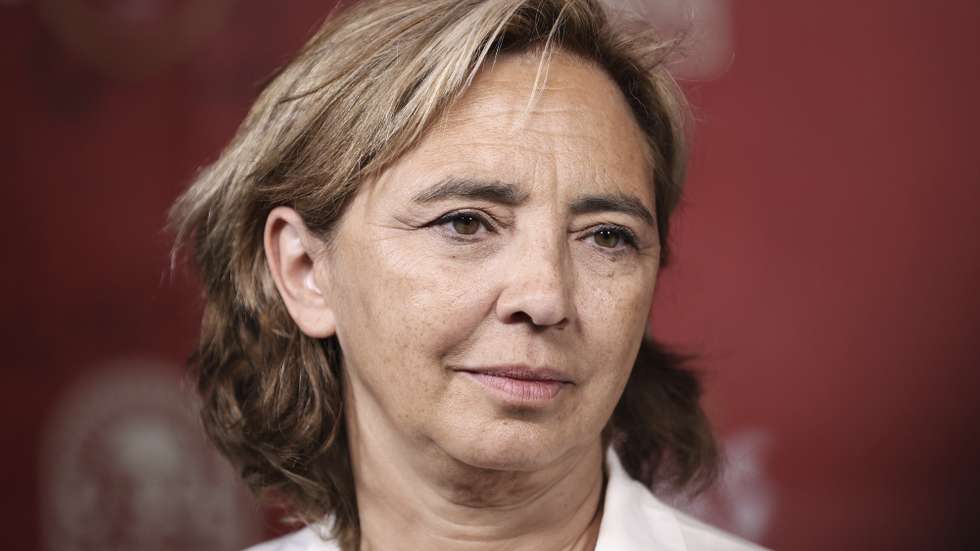 A presidente da Câmara Municipal de Almada, Inês de Medeiros, fala com os jornalistas durante a 10ª edição do Festival O Sol da Caparica, em Almada, 17 de agosto de 2025. CARLOS M. ALMEIDA/LUSA