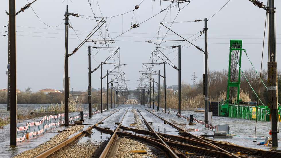 A linha ferroviária do norte está encerrada devido à subida da água do Rio Ega, junto à estação ferroviária de Alfarelos, devido ao mau tempo, em Montemor-o-Velho, Coimbra, 05 de fevereiro de 2026. Onze pessoas morreram em Portugal desde a semana passada na sequência da passagem das depressões Kristin e Leonardo, que provocaram também algumas centenas de feridos e desalojados. PAULO NOVAIS/LUSA