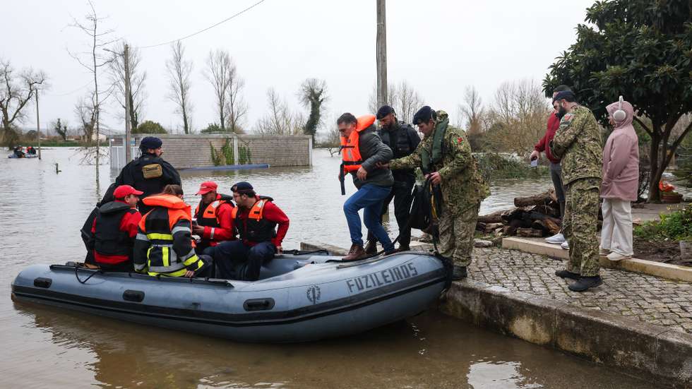 Fuzileiros ajudam habitantes da Ereira nas deslocações de barco devido à subida da água do Rio Mondego que isolou a povoação, onde só se entra ou sai de camião ou barco. Mesmo isolada, a população de Ereira está a votar para as eleições presidenciais nas urnas colocadas na Associação Cultural, Desportiva e Social da Ereira, no centro da localidade, Montemor-o-Velho, 8 de fevereiro de 2026. (ACOMPANHA TEXTO)  PAULO NOVAIS/LUSA