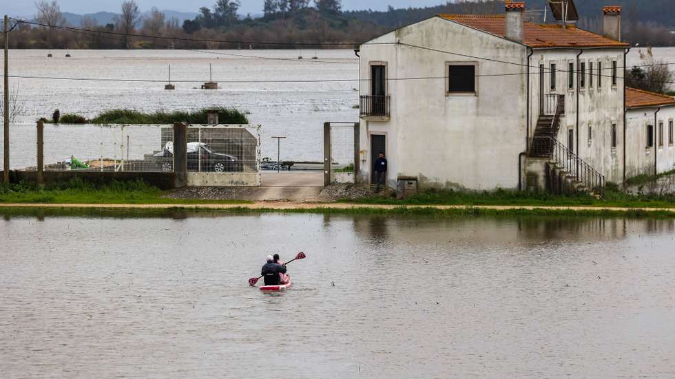 Habitantes de Montemor-o-Velho usam barcos para chegar às habitações devido à subida da água do Rio Mondego, Montemor-o-Velho, 8 de fevereiro de 2026. PAULO NOVAIS/LUSA