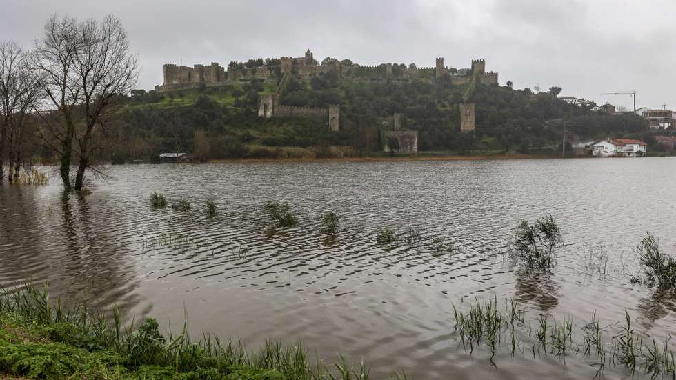 Zona circundante ao Castelo de Montemor-o-Velho parcialmente inundada devido à subida das águas do Rio Mondego, 4 de fevereiro de 2026. A passagem da depressão Kristin por Portugal continental, na quarta-feira, dia 28 de janeiro, deixou um rasto de destruição, causando pelo menos cinco mortos, segundo a Proteção Civil, vários feridos e desalojados. MIGUEL A. LOPES/LUSA